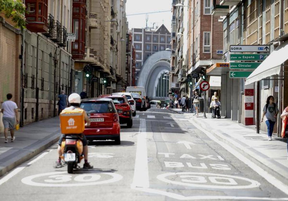 Carril exclusivo de bus y taxi de la calle López Gómez, en una imagen de archivo.