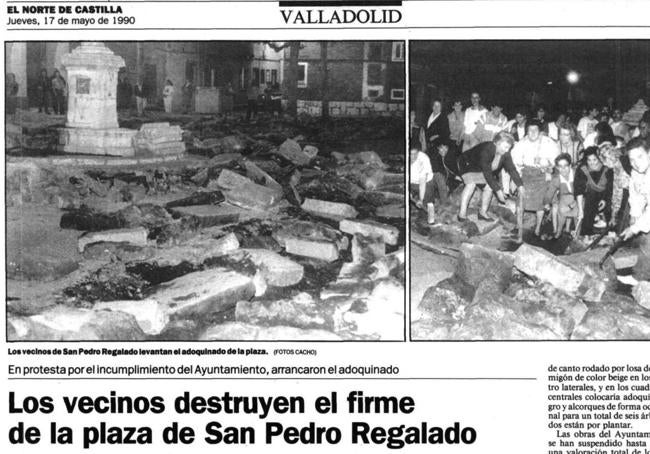 Los vecinos levantan el firme de la plaza en 1990.