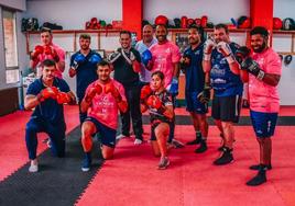 Los jugadores del VRAC posan con los guantes enfundados.