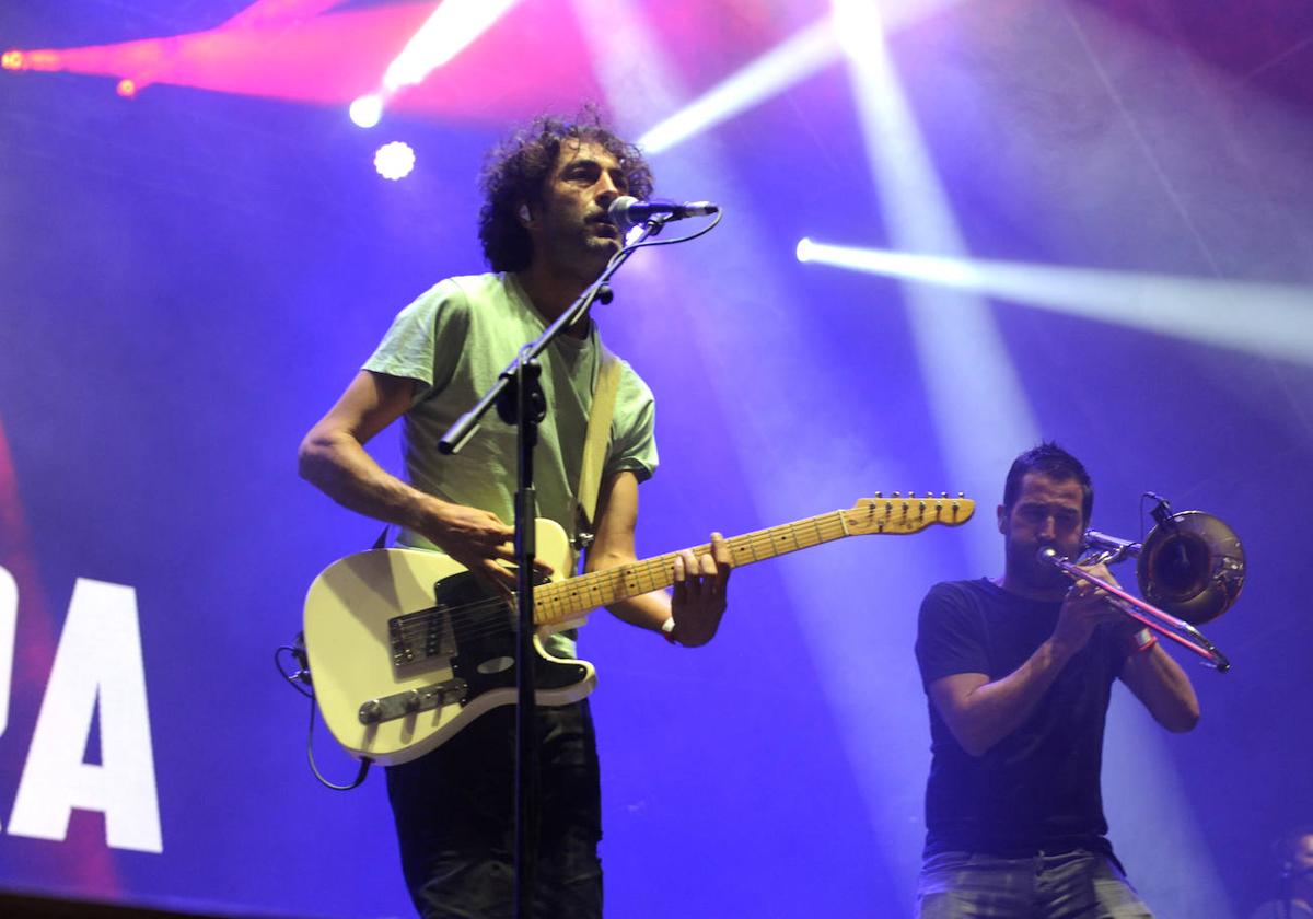 El grupo mirandés La Regadera durante un concierto.