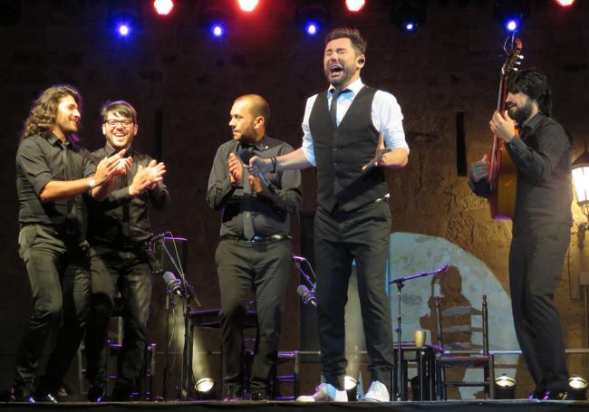 Miguel Poveda y su grupo en la plaza de La Catedral.