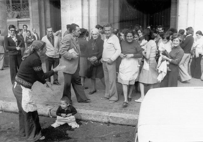 Sorteo de viviendas de San Pedro a la puerta del Ayuntamiento.