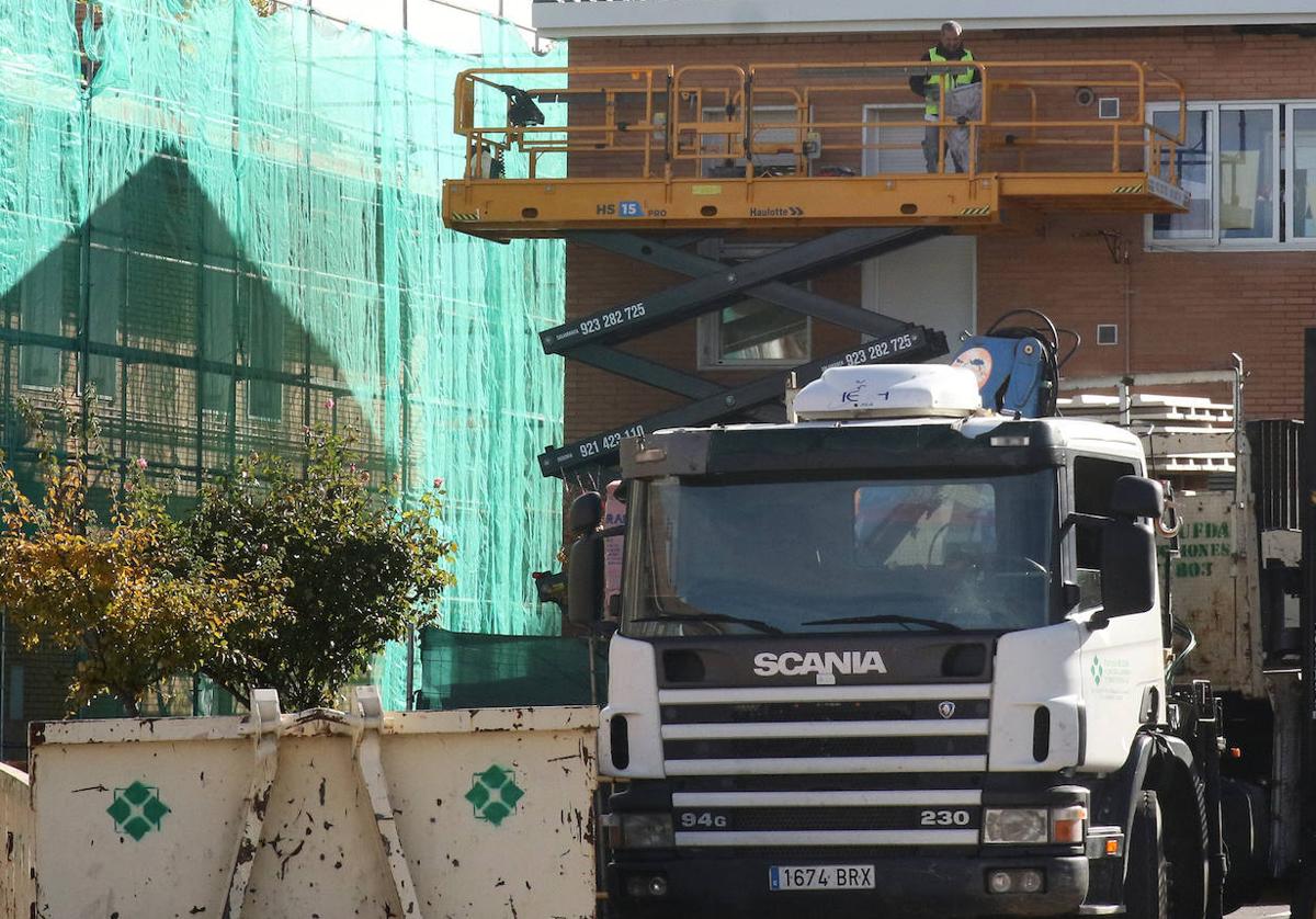 Un operario trabaja en la reparación de las viviendas de Nueva Segovia.