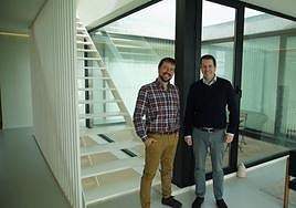 Saúl del Río de DDR Construcciones y el propietario de Vivienda Q, Carlos Molero.