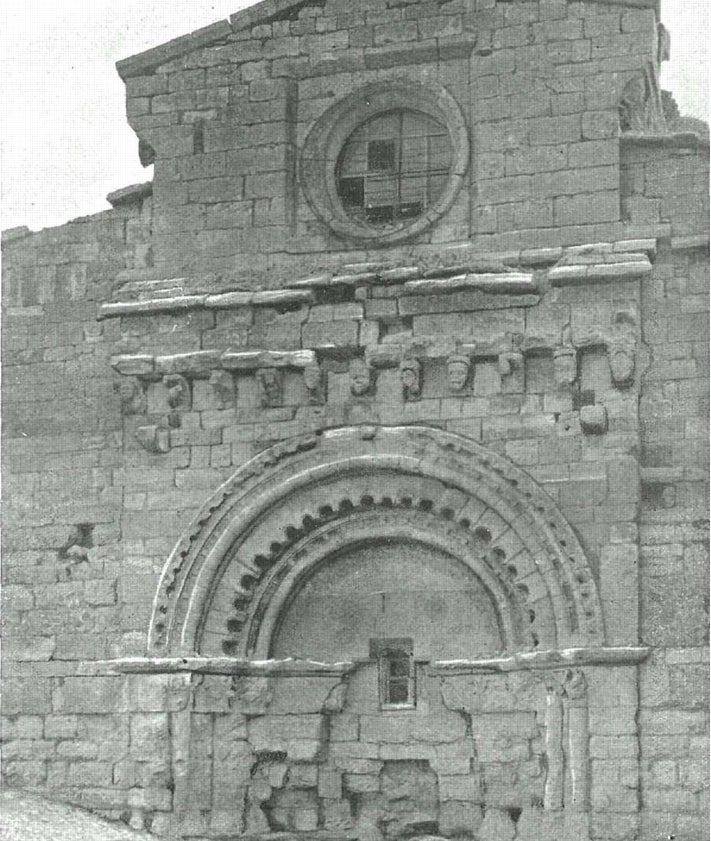 Imagen secundaria 2 - Arriba, detalle del osario; abajo, el templo en 2009 y estado de la fachada en 1920.