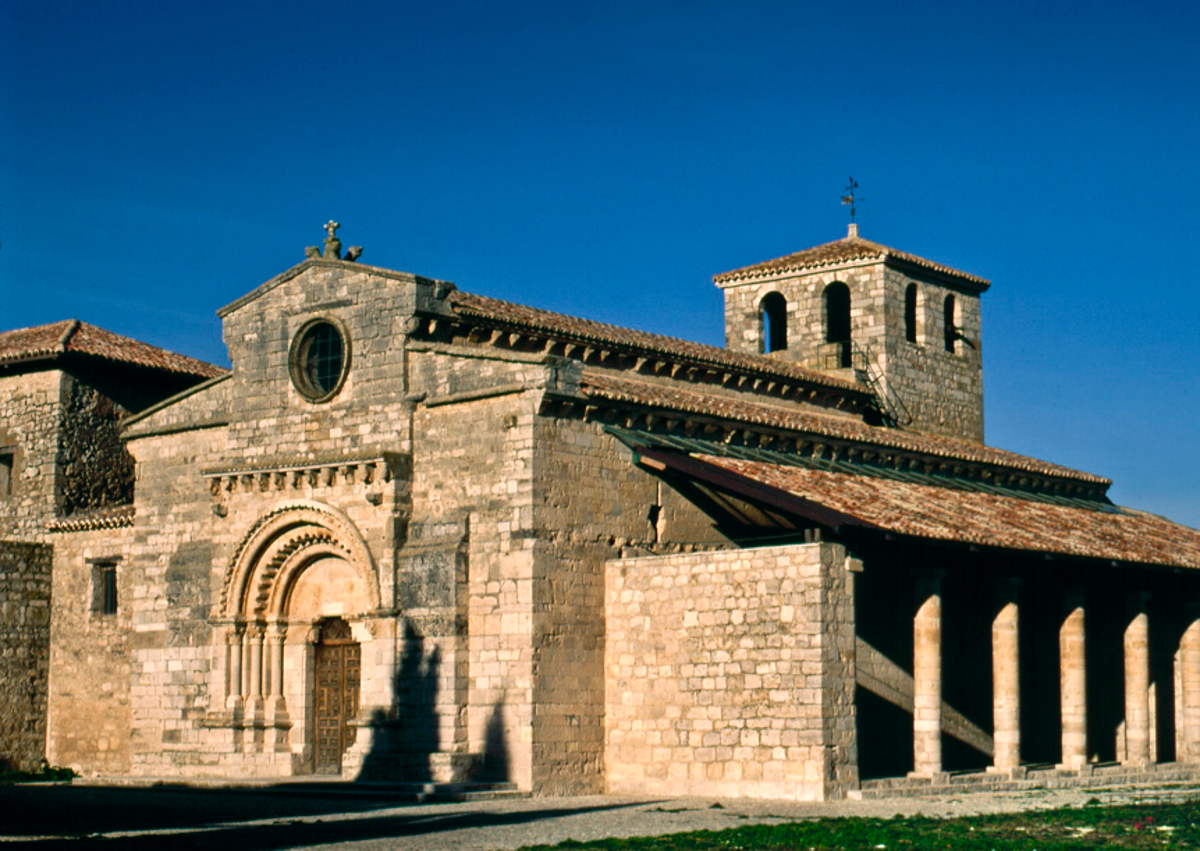 Imagen secundaria 1 - Arriba, detalle del osario; abajo, el templo en 2009 y estado de la fachada en 1920.