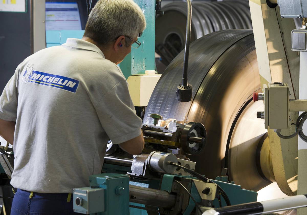 Un trabajador de Michelin, durante el proceso de renovación de un neumático.