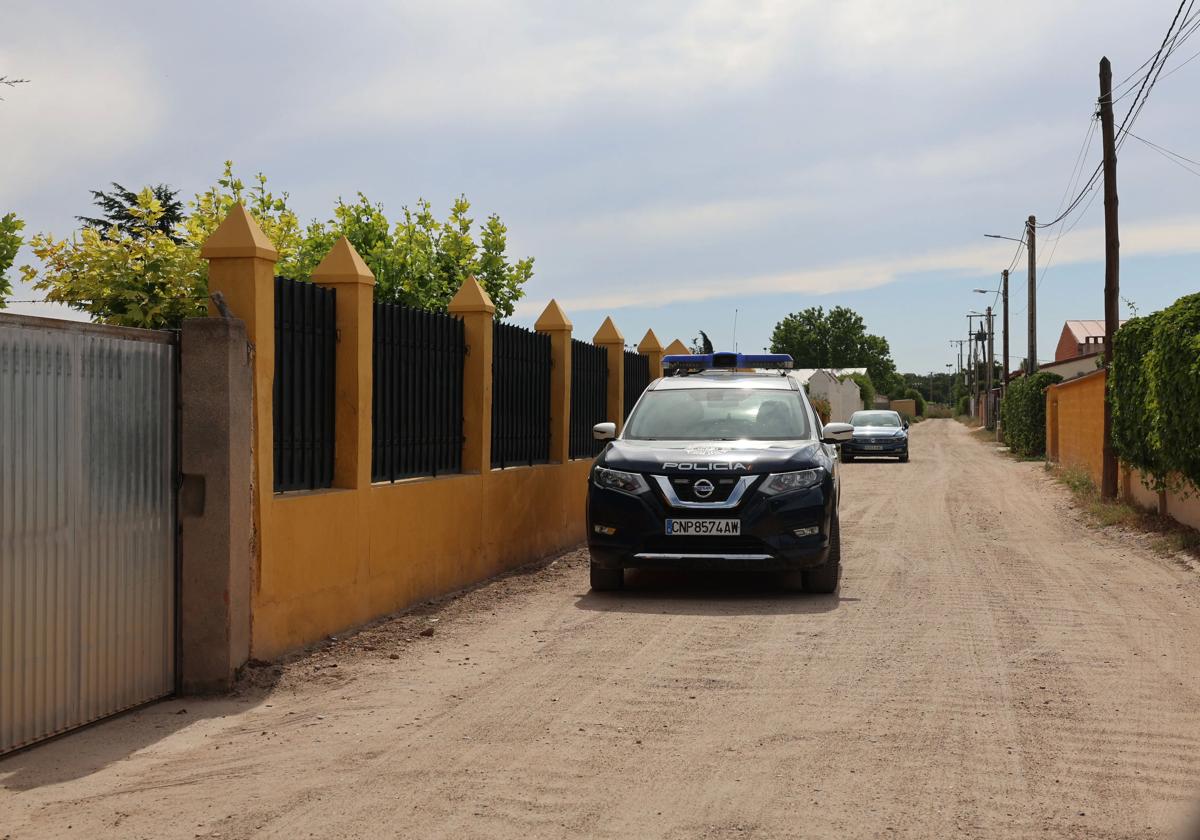 Inmediaciones del chalé en la urbanización Las Salinas donde falleció el hombre.