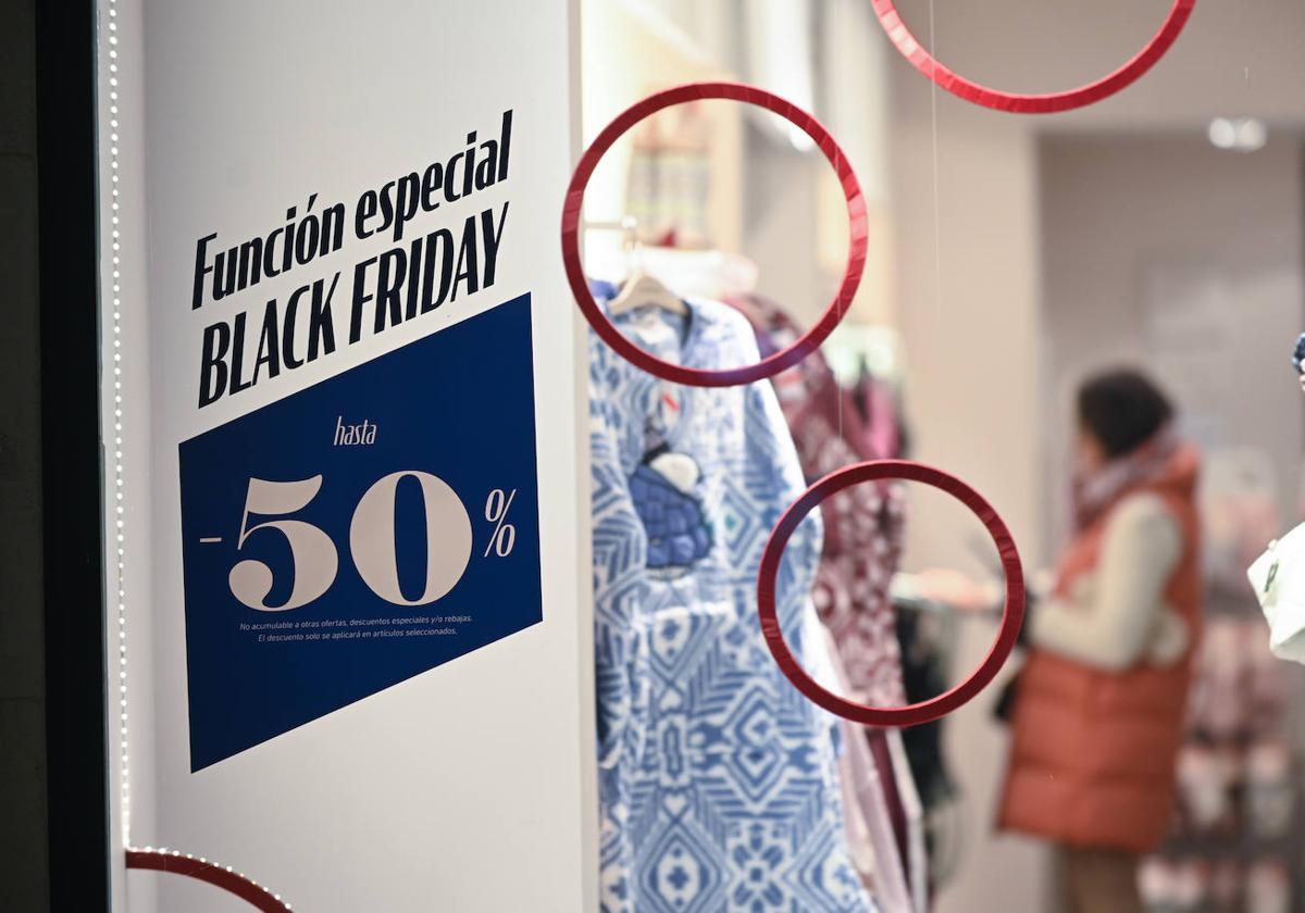 Un cartel del Black Friday adorna un escaparate en Valladolid