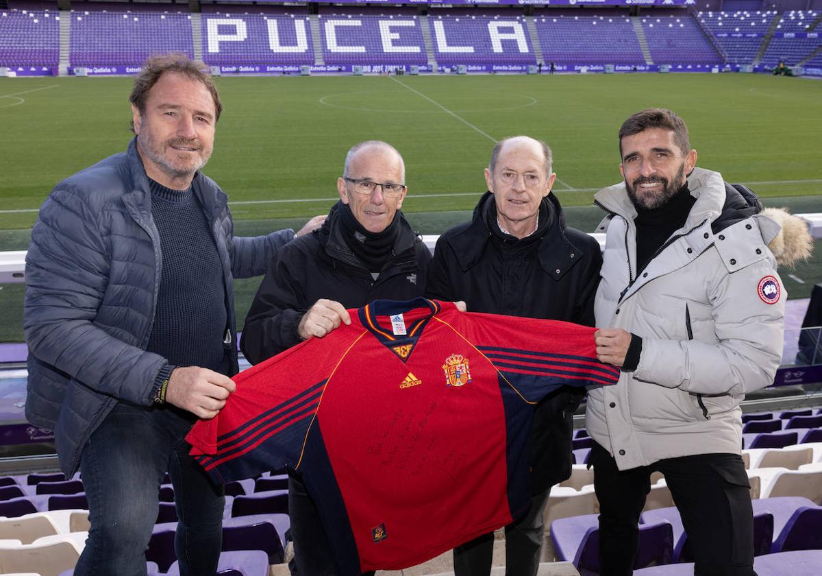 Juan Carlos 'el Galgo', Chus Landáburu, Luis Minguela y Víctor Fernández posan con la camiseta de la selección en la grada de Zorrilla.