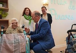 De Vicente charla con una de las residentes en la nueva unidad.