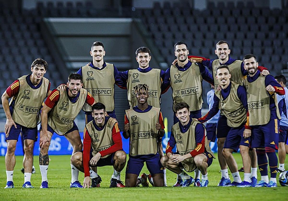 Jugadores de la selección en el último entrenamiento antes de enfrentarse a Chipre.