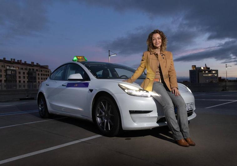 María Arribas, con su Tesla en el aparcamiento de Vallsur.