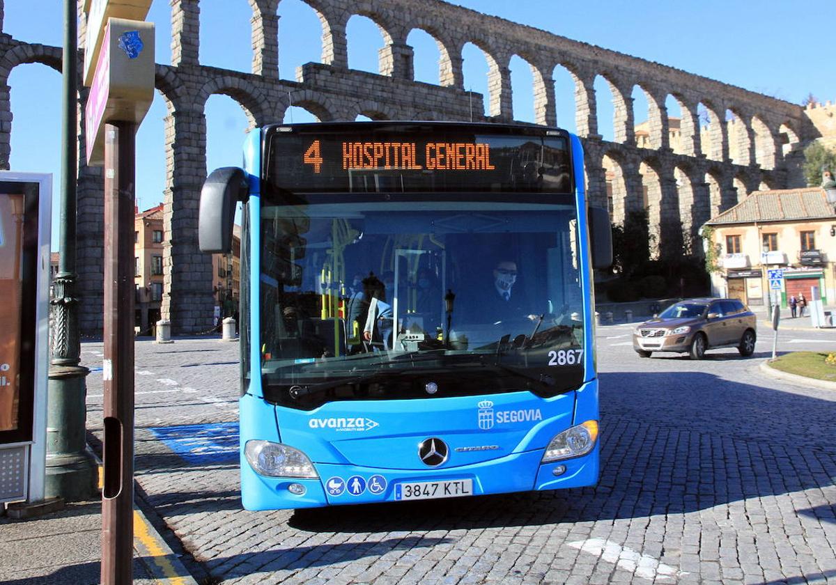 Un autobús de la línea 4, en la parada de la plaza de Artillería.