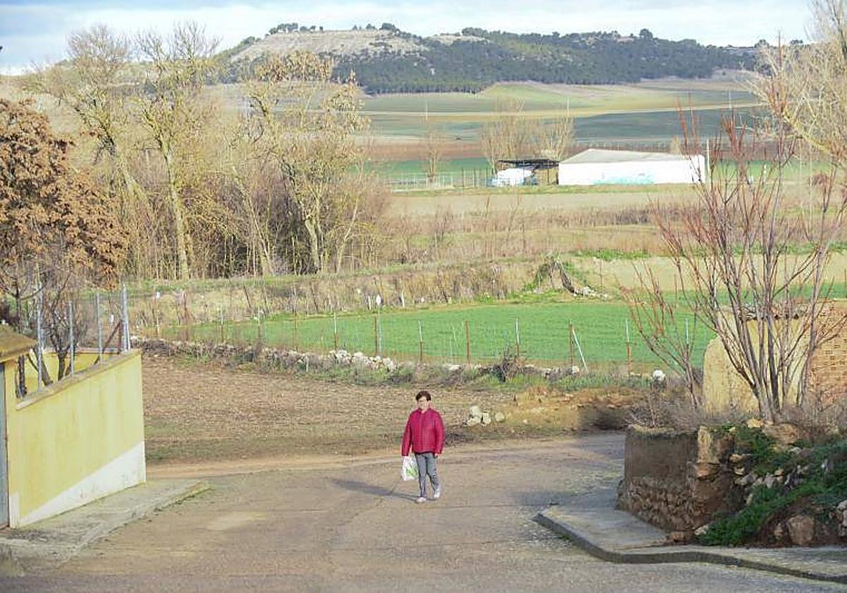 Una mujer pasea por una calle de Vega de Valdetronco, en una imagen de archivo.