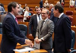 Mariano Veganzones, en un pleno de la Cortes, junto a Suárez-Quiñones y Fernández Carriedo, compañeros del PP en la Junta.
