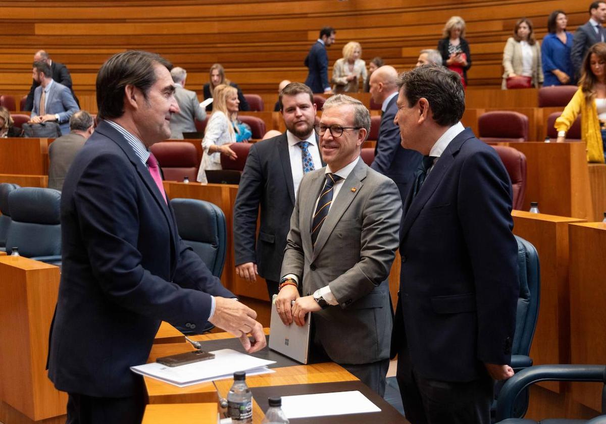 Mariano Veganzones, en un pleno de la Cortes, junto a Suárez-Quiñones y Fernández Carriedo, compañeros del PP en la Junta.