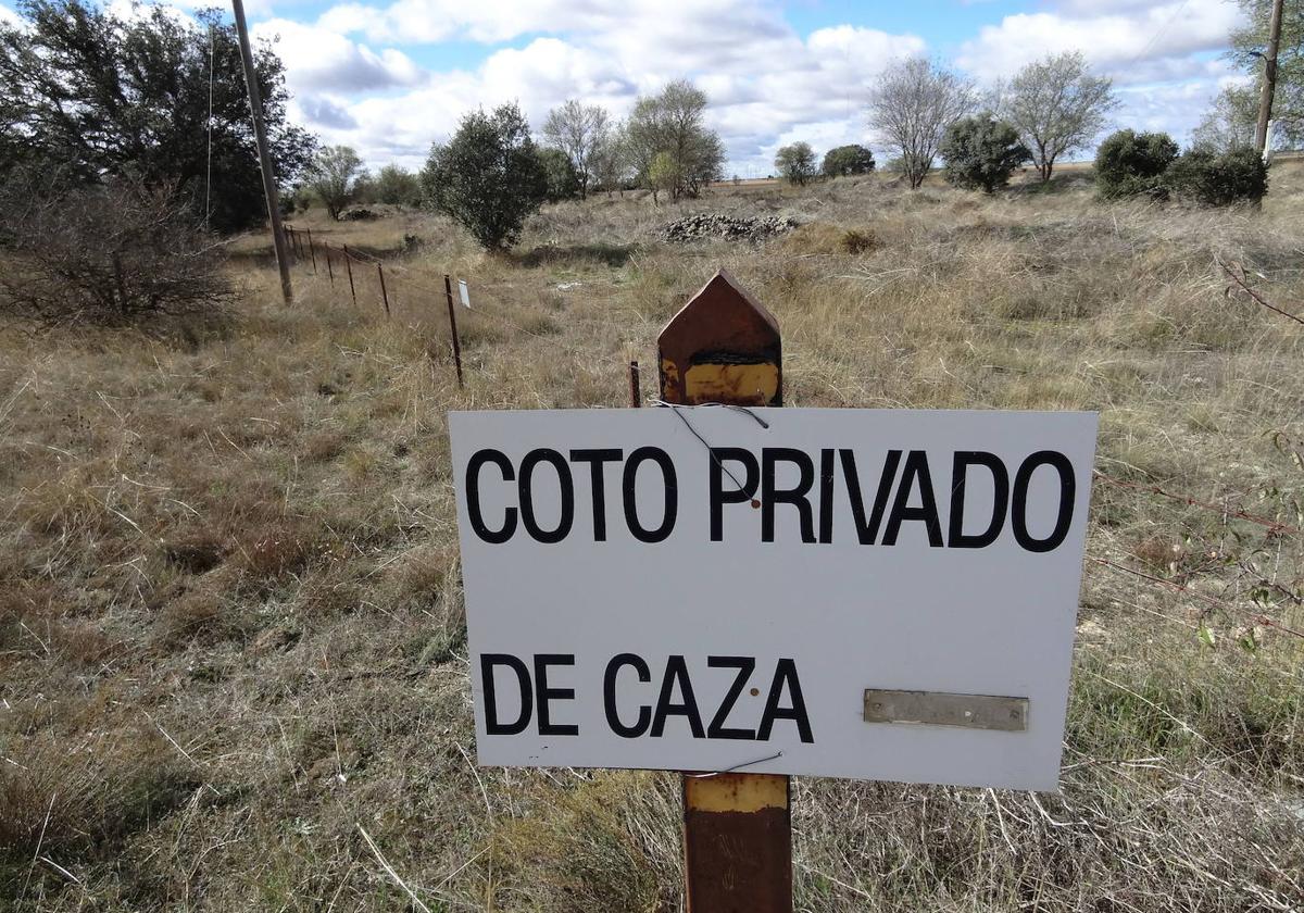 Cartel de un coto de caza en Villalba de los Alcores.