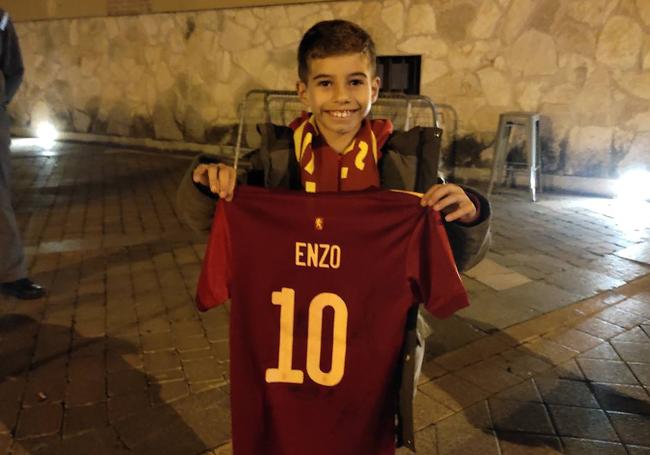 Enzo, feliz, con su camiseta firmada.