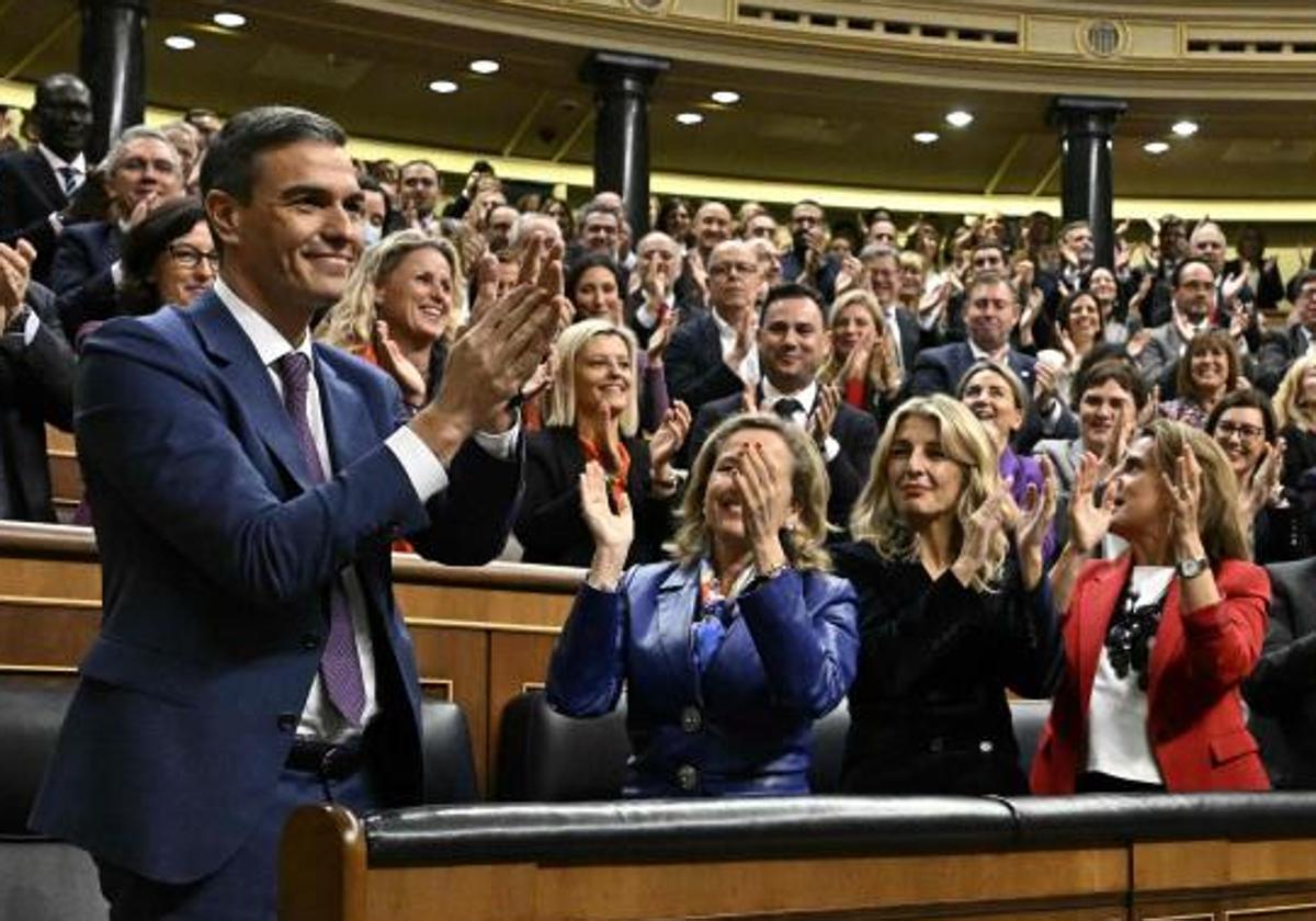 Pedro Sánchez, aplaudido tras su elección en el Congreso.