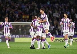 Los jugadores blanquivioletas celebran el gol de Sylla.