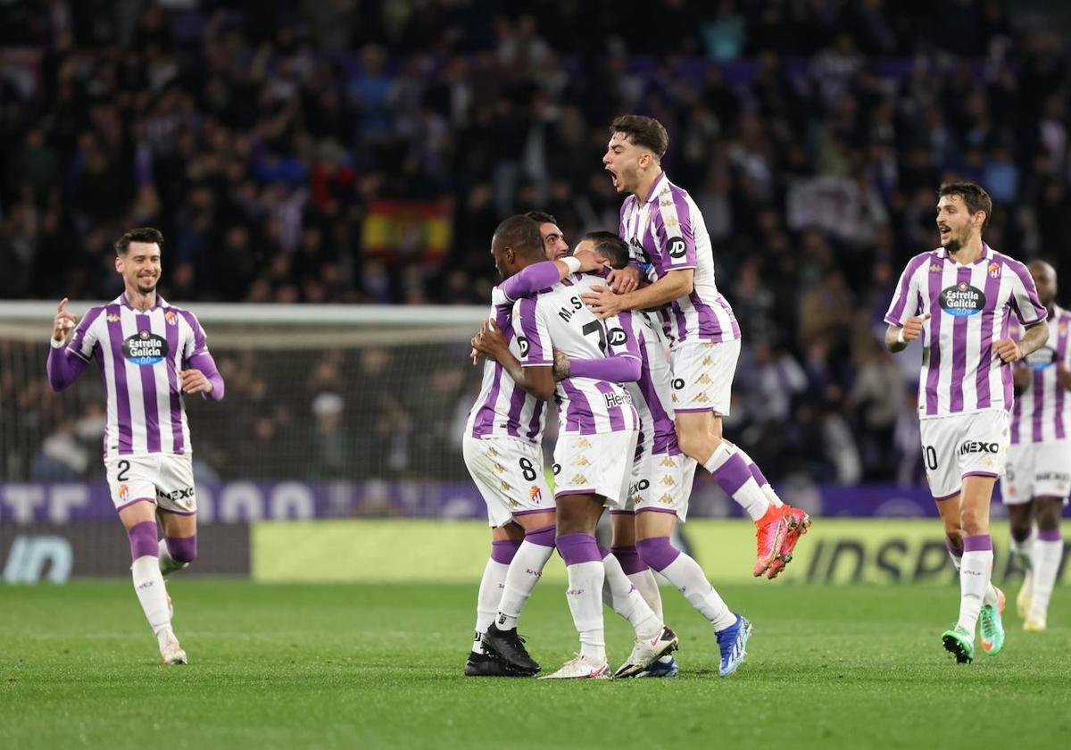 Los jugadores blanquivioletas celebran el gol de Sylla.