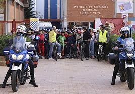 Alumnos y profesores preparándose para la salida de la bicicletada.