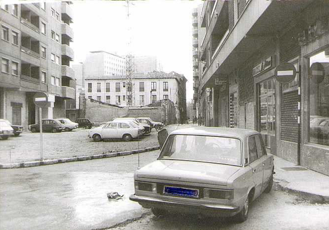 Un coche en medio de la Calle Padilla, con el Hospital Clínico al fondo.