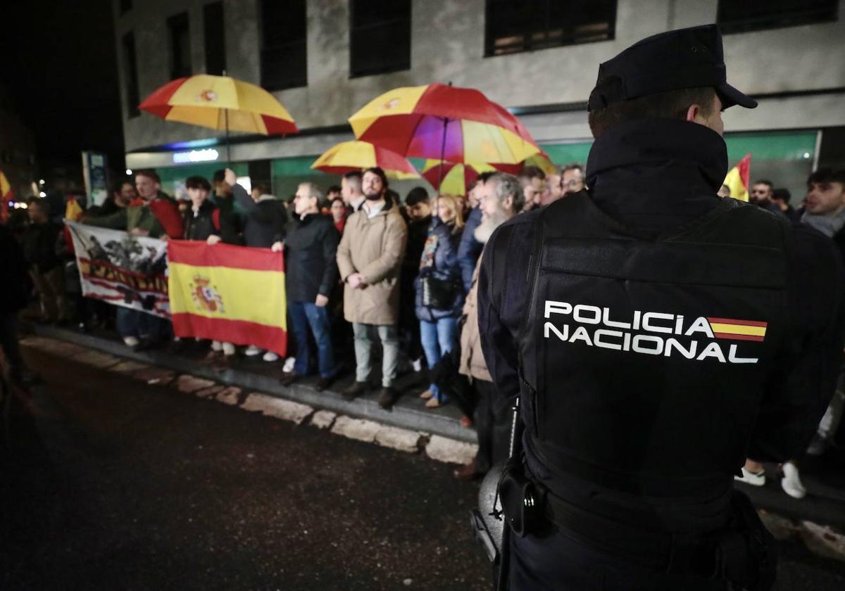 Concentración ante la sede del PSOE en Valladolid.