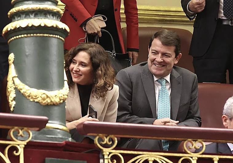 Alfonso Fernández Mañueco, el pasado miércoles en el Congreso de los Diputados, siguiendo el debate de investidura de Sánchez junto a Isabel Díaz Ayuso.