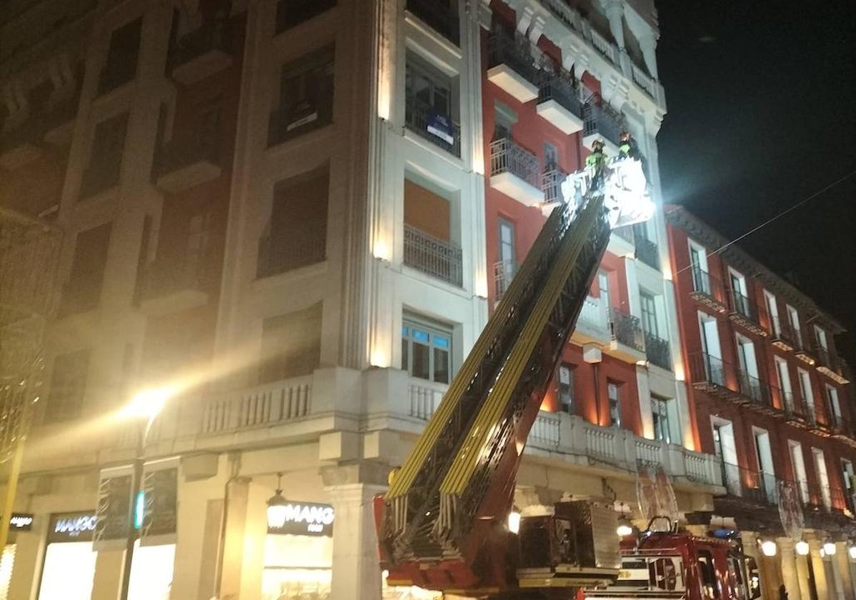 Los Bomberos revisan la fachada.