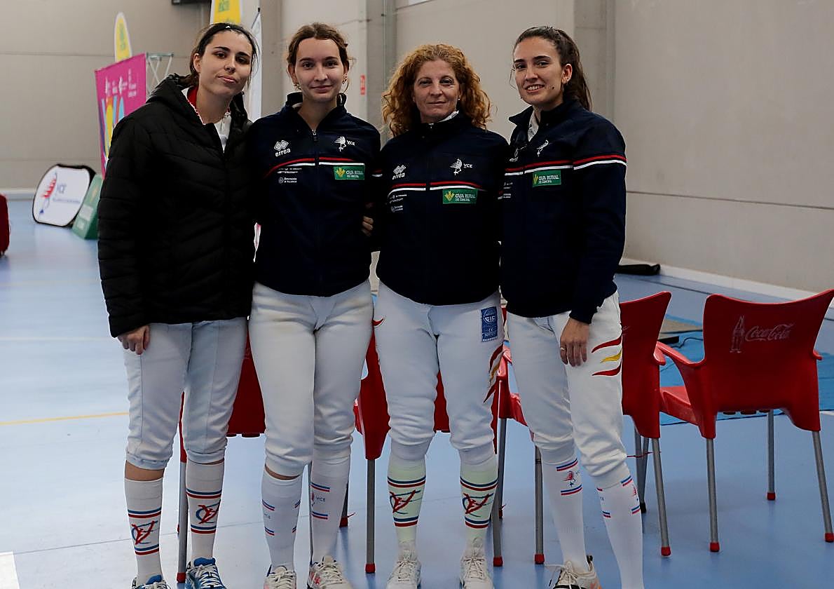 Las componentes del equipo del Valladolid Club Esgrima.
