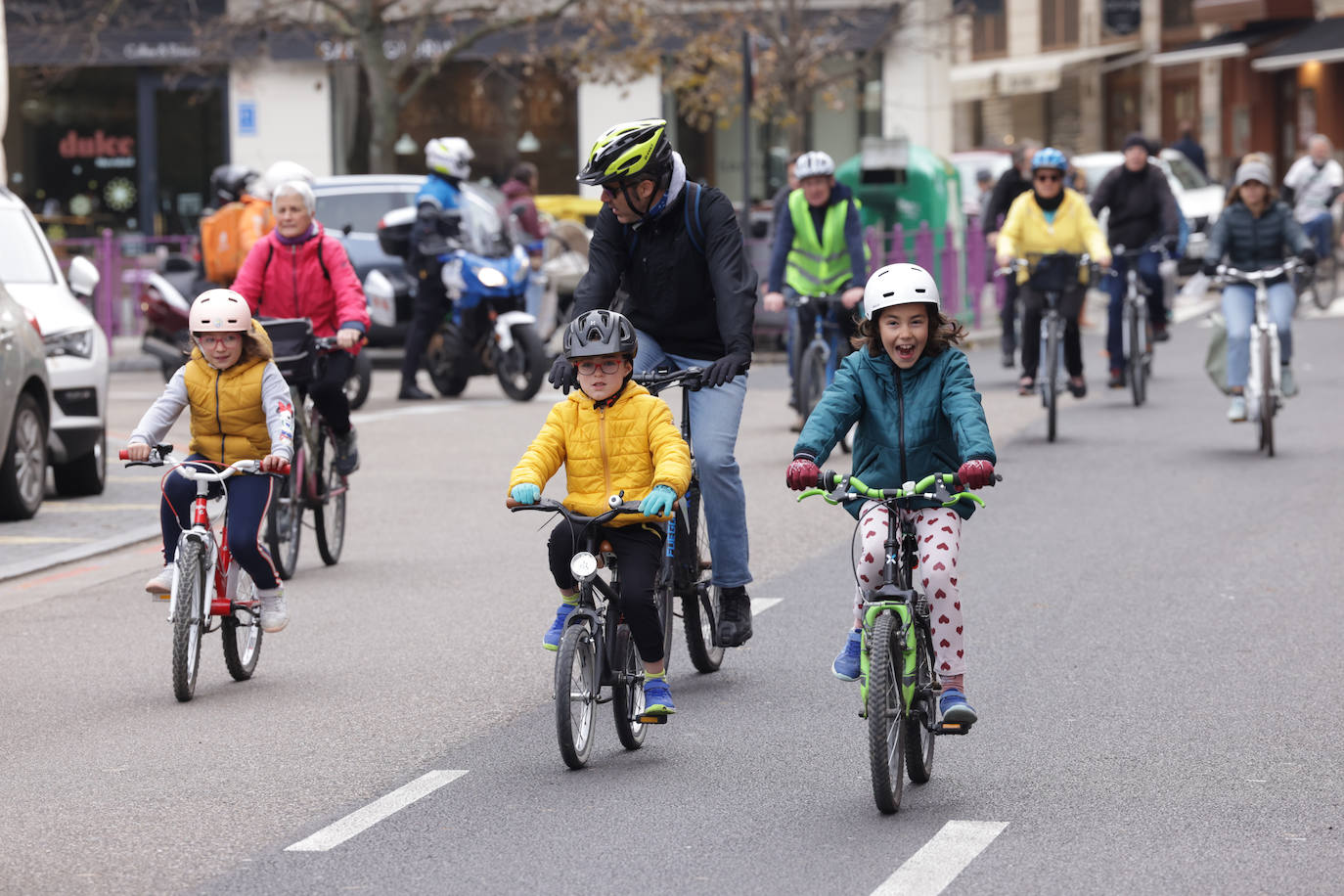 En imágenes, la protesta en bicicleta por la modificación de los carriles bici