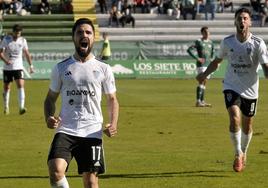 Rubén celebra el segundo tanto conseguido por la Segoviana en Cáceres.