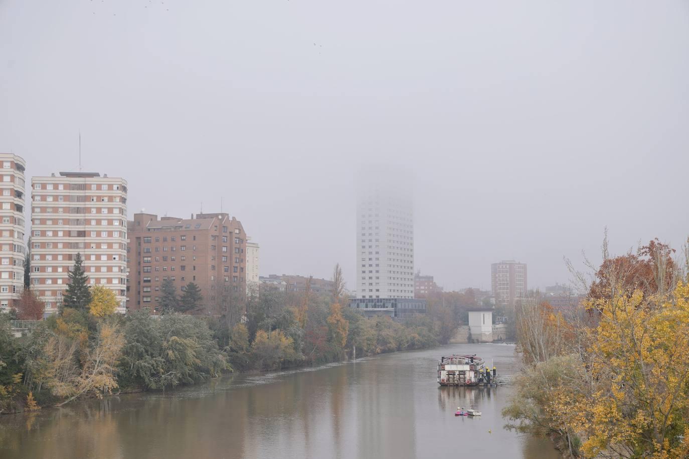 Valladolid amanece cubierta por una densa niebla que ha dejado bellas imágenes