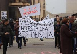 Los vecinos en la manifestación en defensa del proyecto municipal de residencia de ancianos.