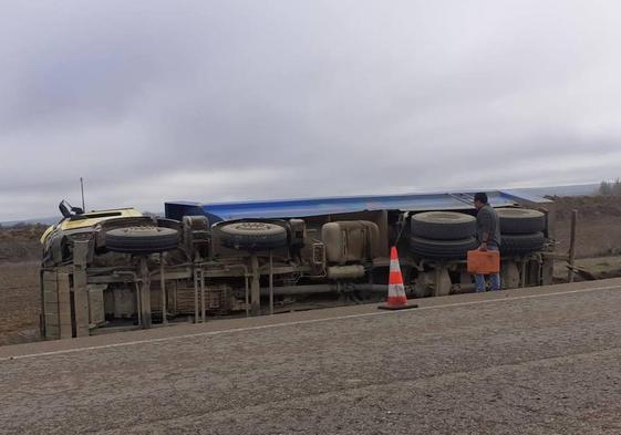 Camión volcado sobre la calzada en la N-611.