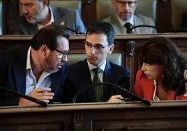 Óscar Puente y Ana Redondo hablan en presencia de Pedro Herrero durante un Pleno del Ayuntamiento de Valladolid.