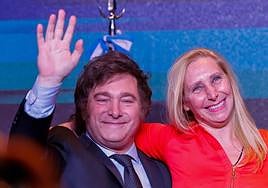 Javier Milei celebra junto a su hermana la victoria en las urnas.