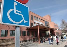 Entrada al Centro de Especialidades de Arturo Eyries.