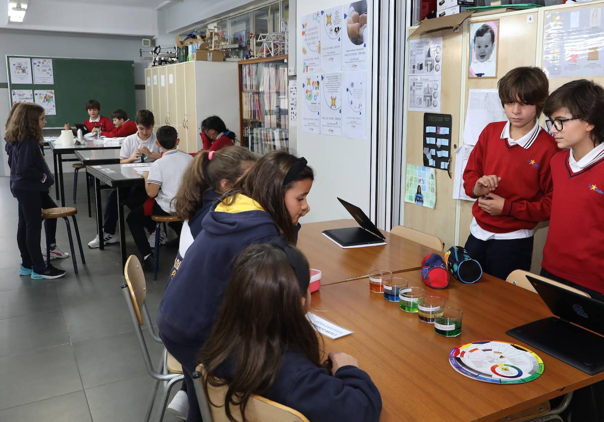 Los alumnos presentan los experimentos a los alumnos de tercero de Primaria.