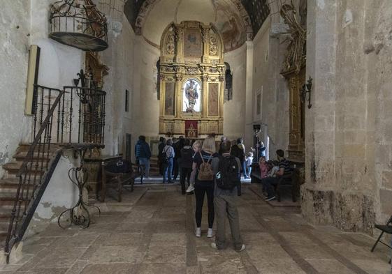 Un grupo de turistas, en la capilla interior del castillo.