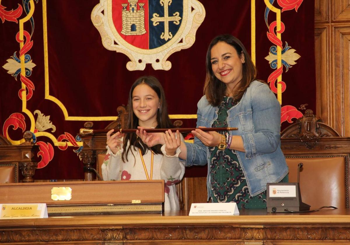 Miriam Andrés entrega el bastón de mando a la alcaldesa infantil.