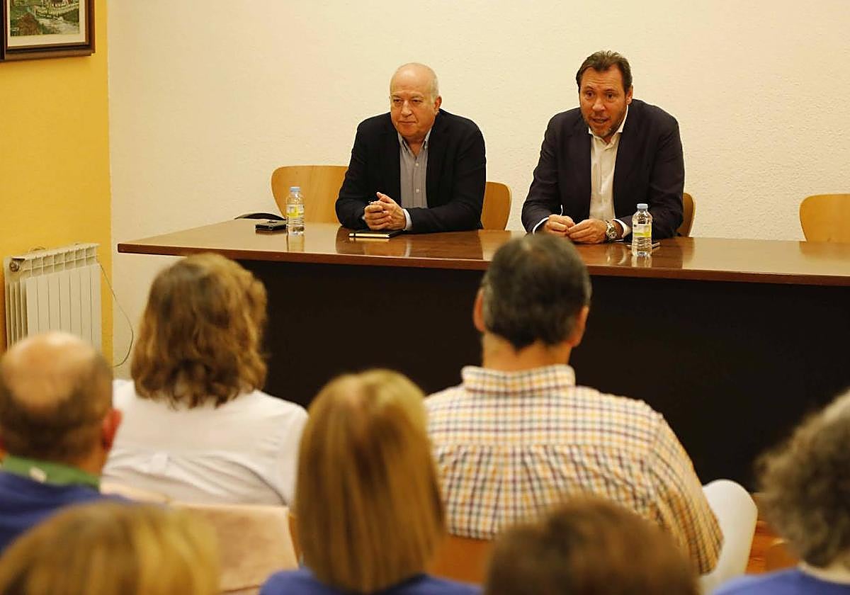 Óscar Puentem junto al exalcalde socialista de Peñafiel, Elías Arranz, en una reunión de partido a la que también acudieron miembros de la plataforma A11 Pasos.