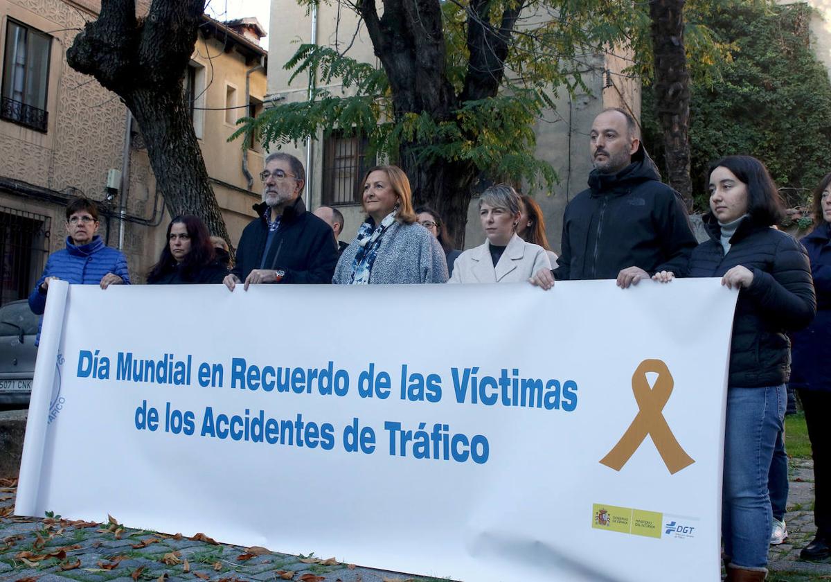 Minuto de silencio en recuerdo de las víctimas de los accidentes de tráfico en Segovia.