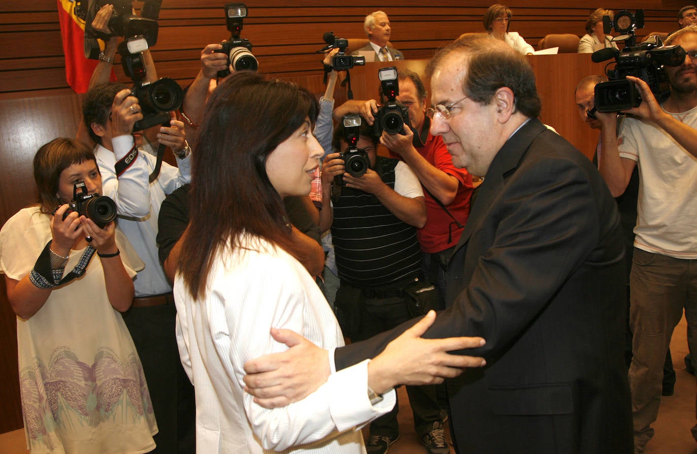 Ana Redondo saluda a Juan Vicente Herrera durante su etapa de portavoz del PSOE.