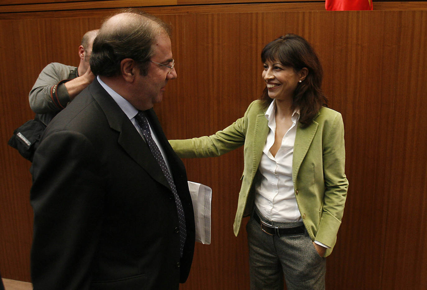 Ana Redondo saluda a Juan Vicente Herrera.