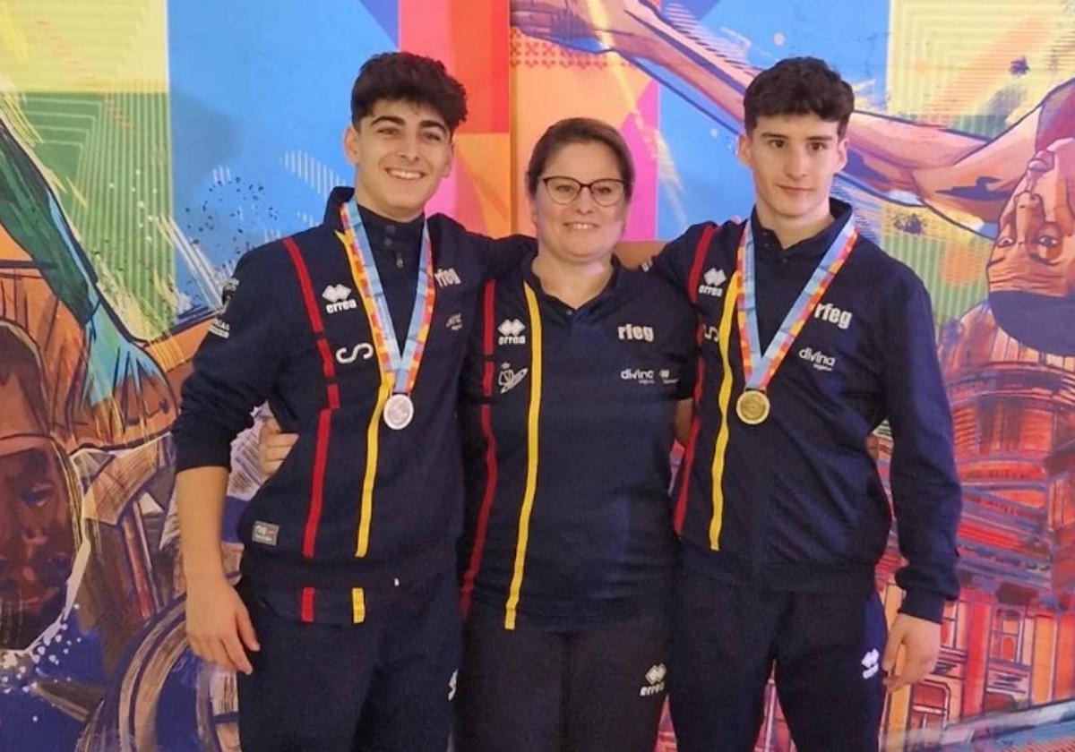 Los dos medallistas junto a su entrenadora.