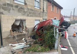 Imagen del coche y los daños en la vivienda tras el accidente.