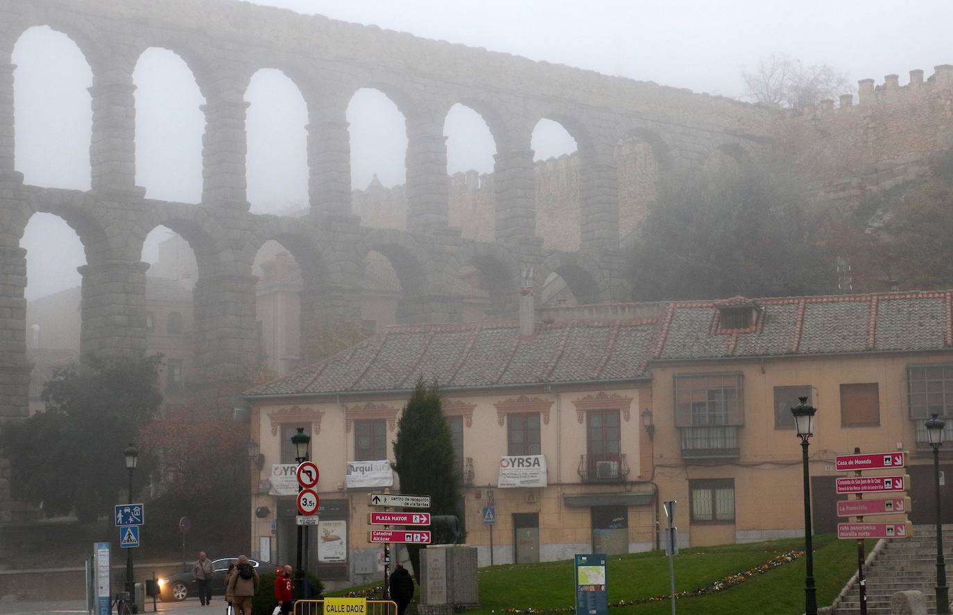 Lunes de intensa niebla en Segovia